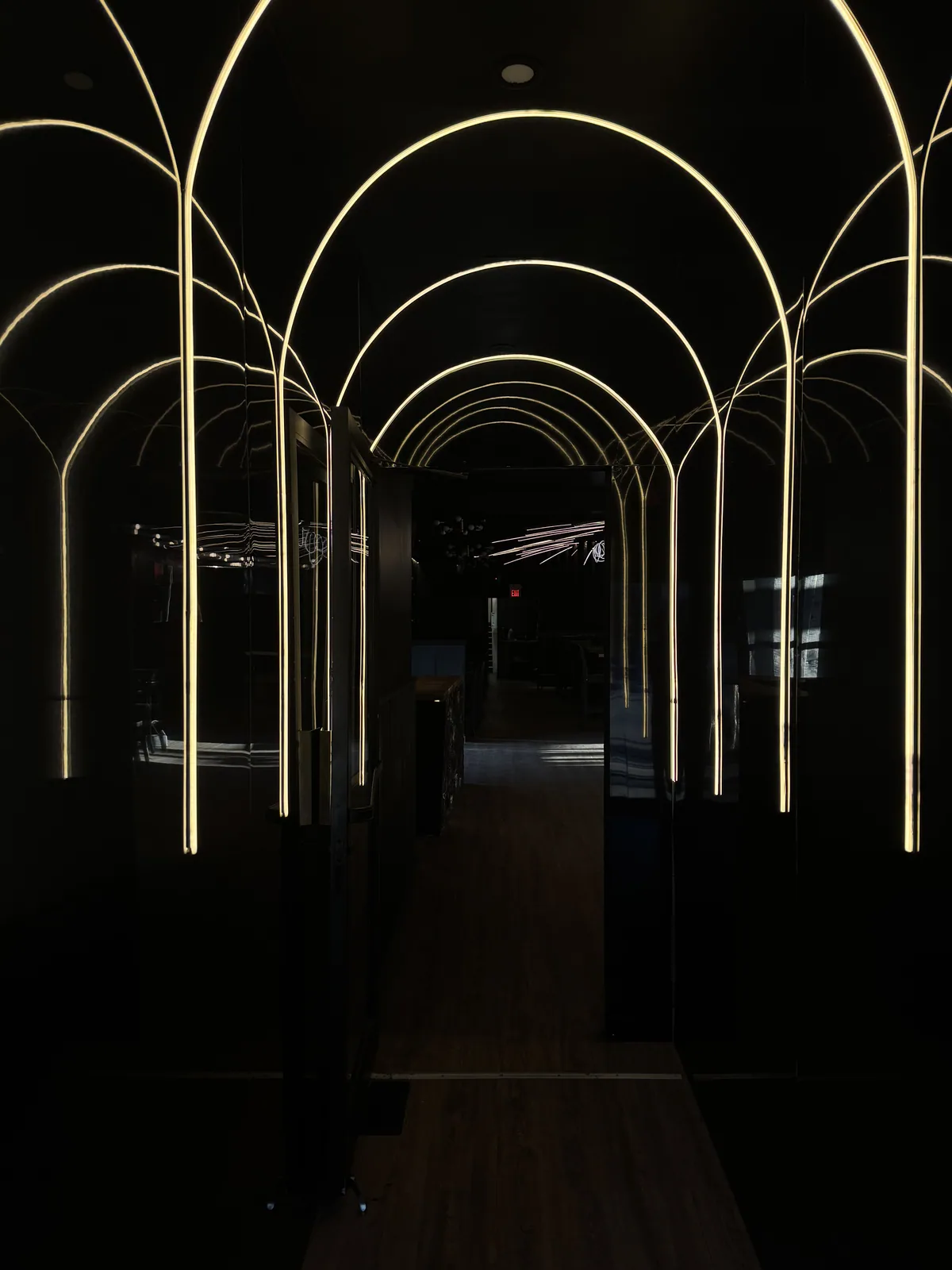 Glowing arched passage inside Début